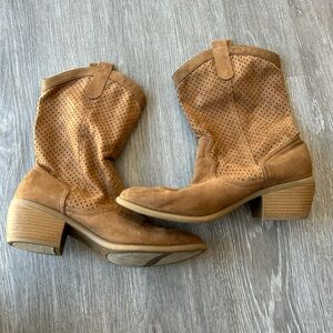 American Eagle ladies boots size 8.5
